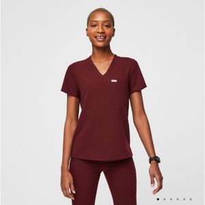 FIGS Catarina One Pocket Scrub Top (Burgundy)